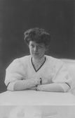 Porträtt av kvinna i vit blus med spetsärmar, 1900-tal