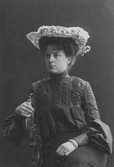 Porträtt av kvinna i hatt, 1900-tal