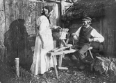 Henrik i Björsgård (granne med Severin) och en kvinna med korg som han just tillverkat (se bildnr E5819_1). Han sitter på en 