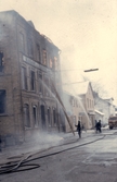 Brandmän släcker byggnad i Hallsberg, 1960-tal