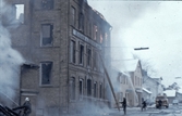 Brandmän släcker brand i Hallsberg, februari 1964