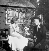 Friare ger flickan blommor i pjäsen Den vackraste flickan i stan, 1950-tal