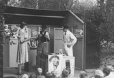 Skpdespelare på scen under pjäsen 'Så säger dom i byn', 1954