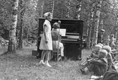 Flicka sjunger för publik, 1950-tal