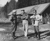 Tre glada män med kamera i Tysslinge, 1950-tal