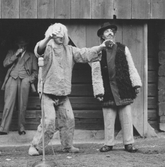 Fårskinnspälsen och trollet uppträder i Ervalla, 1955