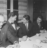 Glada herrar i kostym vid JUF:s 25-årsjubileum i Vintrosa, 1954