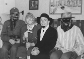 Maskeradklädda män i soffa, 1956-04-26