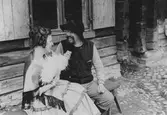 Skådespelande par på ljugarbänk i Wadköping, 1960-tal