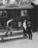 Skådespelare går balansgång i Wadköping, 1960-tal