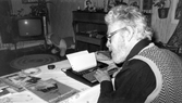 Malte Enocksson vid sin skrivmaskin, april 1987