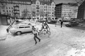 Kapplöpning mellan Örebrotravets kuskar på Järntorget, 1987