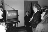 Samling runt TV:n när melodifestivalen sänds, 1987