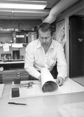 Kaj Persson gör i ordning en bild åt en reklambyrå, 1987