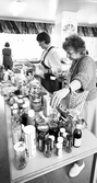 Kvinnor vid bord med råvaror, 1988