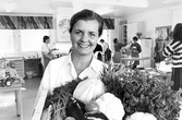 Kvinna med grönsaker, 1988