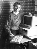Kvinna vid dator, 1988