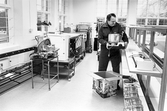 Johan packar upp hushållsassistenter, 1988