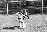 Pojkar spelar fotboll, 1988