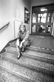 Kvinna på trappen till Invandrarbyrån, 1988