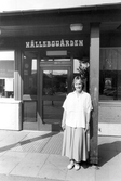 Kvinna utanför Hällebogården, 1988
