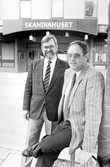 Två män utanför Skandiahuset, 1988