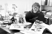 Kvinna vid skrivbord, 1988