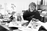 Kvinna vid skrivbord, 1988