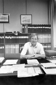 Man vid skrivbord, 1988