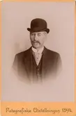 Porträtt av Claes Adelsköld (1824-1907). Ljussättningen är gjord med Auers glödljus som var en ny uppfinning. Bilden tagen på Fotografiska utställningen i Stockholm 1894.
