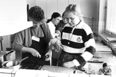 Kökspersonal gör i ordning råkostsallad till dagisbarn, 1988