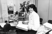 Kvinna på kontor, 1988