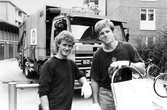 Två sopåkare framför sopbilen, 1988