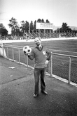 Kulturchef med fotboll på Eyravallen, 1988