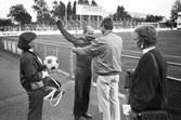 Ants Viirman får på sig en fotbollströja, 1988