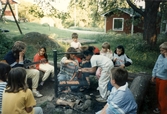 Korvgrillning med elever på bondgården Stenbäcken, 1988