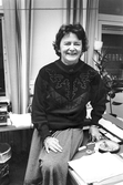 Kvinna på kontor, 1989