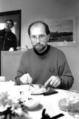 Rektor smakar på buffet-restaurangens mat, 1989