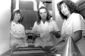 Elever på Restaurangskolan tillverkar kaka med glasyr, 1989