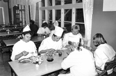 Restaurangskolans elever äter lunch, 1989