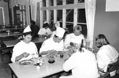 Restaurangskolans elever äter lunch, 1989