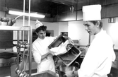 Restaurangskolans elever tar vara på köttsoppa, 1989