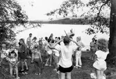 Barn på stranden vid sommarkolonin Stora Hästnäs i Hällefors, 1989