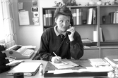 Kvinna i telefon på Örebrostiftelsen för arbete åt handikappade, 1989