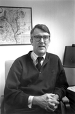 Porträtt av kommunens informationschef, 1989