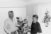 Vid tidningsstället på Olaus Petris kommundelsförvaltning, 1990