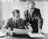 Ingenjör Verner Johed, till vänster, och sparklubbskassör Roland Lundqvist i samspråk om sparklubben.