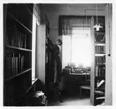 Bibliotekarie i Nikolai Församlingshem på Vasagatan, 1920 ca