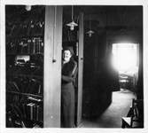 Kvinna vid bibliotekshylla på Vasagatan, 1920 ca