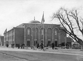Cyklar vid Örebro Stadsbibliotek och Konserthus på fabriksgatan, 1932 efter